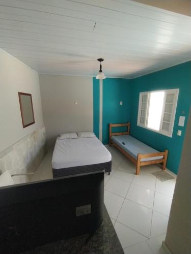 伯迪亚哥Bertioga litoral的一间卧室配有一张床和长凳