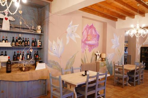 Ferraro di Monte BaldoHotel Baldo的餐厅设有桌椅和鲜花墙