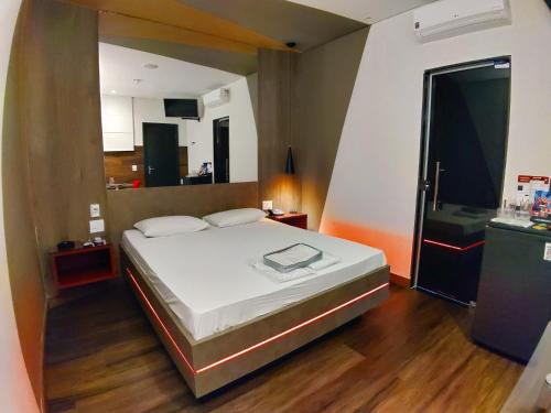 贝洛奥里藏特Motel Caribe的一间带大床的卧室和一间厨房