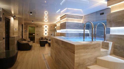 茨卡尔图博茨卡尔图博普罗米修斯酒店的客房内带热水浴缸的浴室