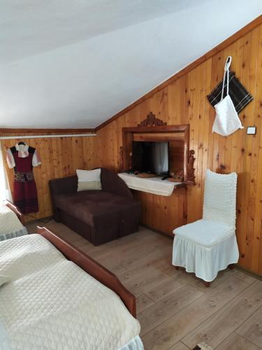 卡洛费尔果罗佳诺瓦旅馆的客厅配有床和沙发