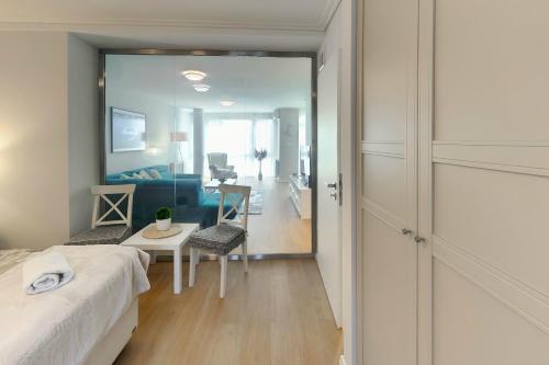 塞格德Hip riverview bestern的一间卧室设有一张床和一间客厅。