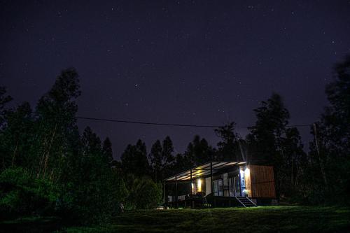 拉佩德雷拉Agua y Manto的夜间树林里的一个小小屋