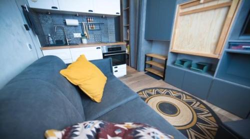蒂涅Cosy - Appartement 2 personnes - Tignes le Lac - 415 - Le Palafour的客厅配有蓝色沙发及黄色枕头
