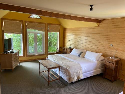 弗鲁蒂亚尔Casa Ayacara的一间卧室设有一张床、一台电视和窗户。