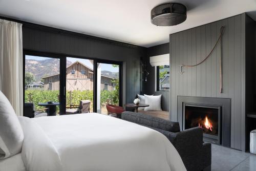 卡利斯托加Four Seasons Resort Napa Valley的一间卧室配有一张床和一个壁炉