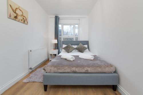 查塔姆Suites by Rehoboth - Medway Heights - Chatham Kent的一间卧室配有带2个枕头的床