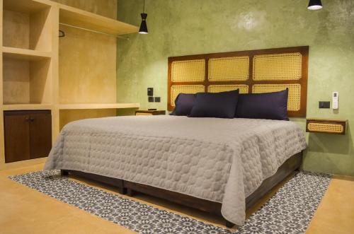 巴利亚多利德Apartamentos Dsiena Valladolid的一间卧室配有一张带蓝色枕头的大床