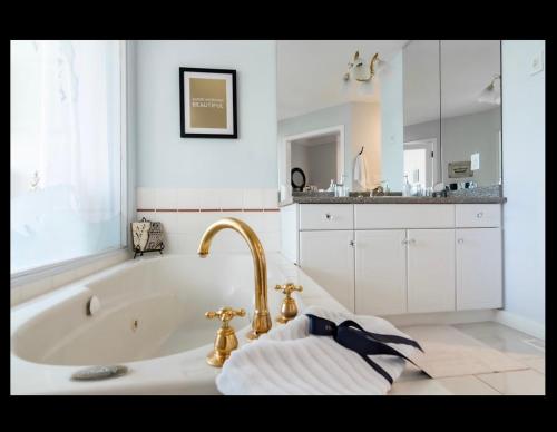 白石唐娜住宿加早餐旅馆的白色的浴室设有浴缸和水槽。
