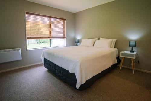 皮克顿Picton Country Hideaway的一间卧室设有一张大床和一个窗户。