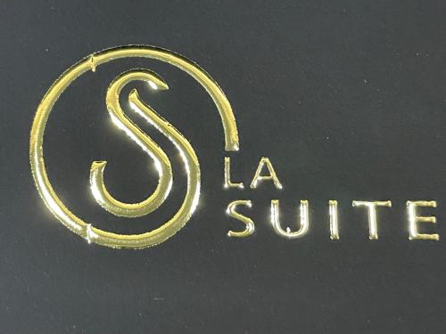 La suite Grenoble spa jacuzzi et sauna privatif的证书、奖牌、标识或其他文件