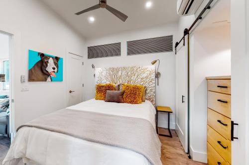 奥斯汀Tiny Home on Lake Travis的卧室配有带橙色枕头的白色床