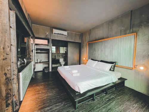 清迈BED STOP Hotel Chiangmai的一间卧室,卧室内配有一张大床