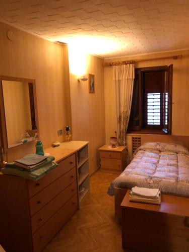 SicinaCasa in valle的一间卧室配有一张床、梳妆台和镜子