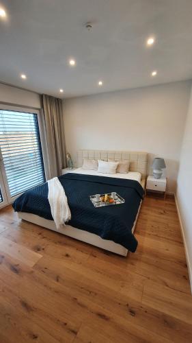 辛根Ella's Lounge - besonders genießen的一间卧室设有一张大床,铺有木地板