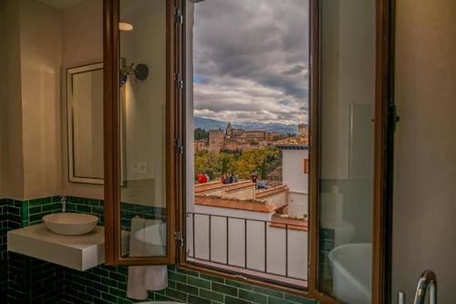 格拉纳达Florentia San Nicolás的浴室设有市景窗户。