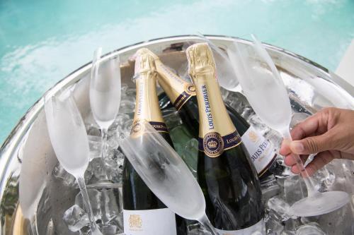 苏梅岛Tembo Beach Club & Resort的装满香槟瓶和酒杯的桶