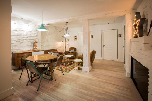 毕尔巴鄂精品大篷车电影院旅馆的用餐室以及带桌椅的起居室。