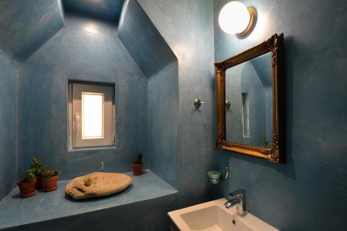 科孚镇Locandiera的蓝色的浴室设有水槽和镜子