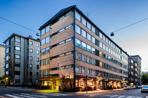 赫尔辛基阿尔伯特原始索克斯酒店的城市街道上一座高大的砖砌建筑