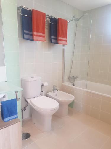 卡巴纳斯·德·塔维拉Penthouse Puro的白色的浴室设有卫生间和浴缸。