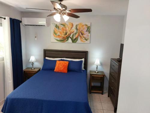 Contemporary Ocean view 2bed Carib Ocho Rios Condo客房内的一张或多张床位