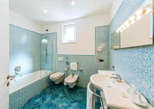 里贾纳宫泰尔梅酒店的一间浴室
