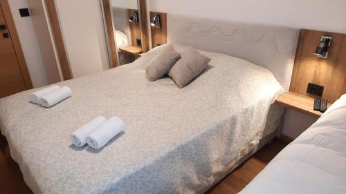 亚霍里纳Apartman K&N - Jahorinska Vila的一间卧室配有一张床,上面有两条毛巾