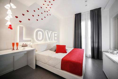 里乔内Love Boat Hotel - The Original的卧室配有一张挂有爱情标志的床