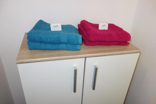 菲尔森Ferienwohnungen Viersen的两条毛巾放在橱柜上