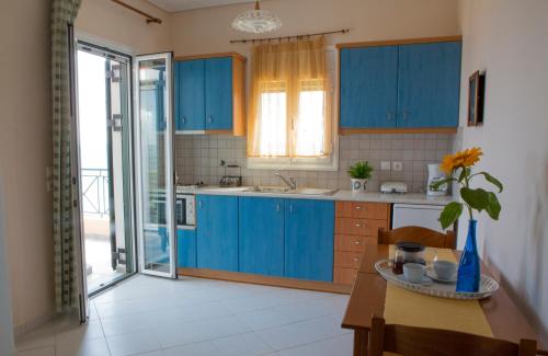 希伊Agnanti的厨房配有蓝色橱柜和桌子