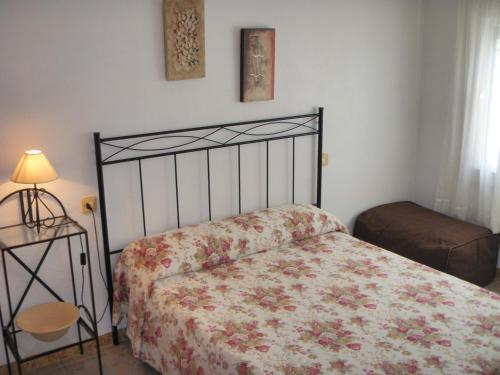 利乌玛Allotjament Joana的一间卧室配有一张带花卉床罩的床