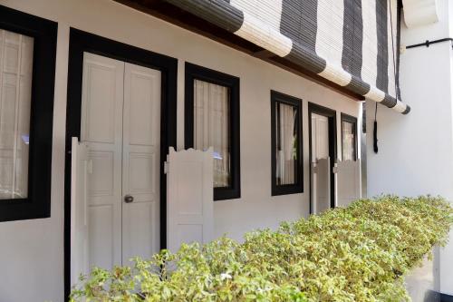 新加坡Check-Inn at Little India的房屋的白色门,有黑色窗户