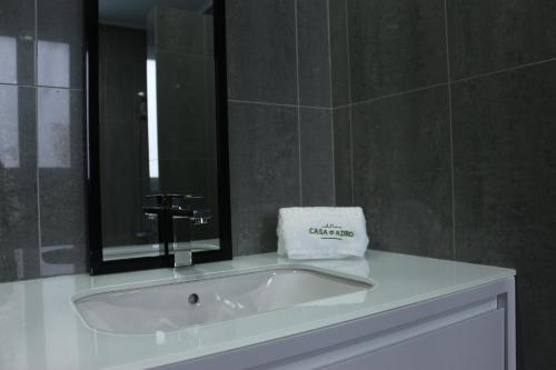 诺德什蒂CASA DO ADRO -GRANEL的浴室设有白色水槽和镜子