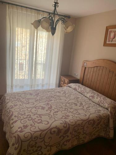 La HorcajadaCasa Rural Los Tasajos的一间卧室设有一张床和一个大窗户