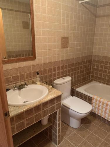 La HorcajadaCasa Rural Los Tasajos的浴室配有盥洗盆、卫生间和浴缸。