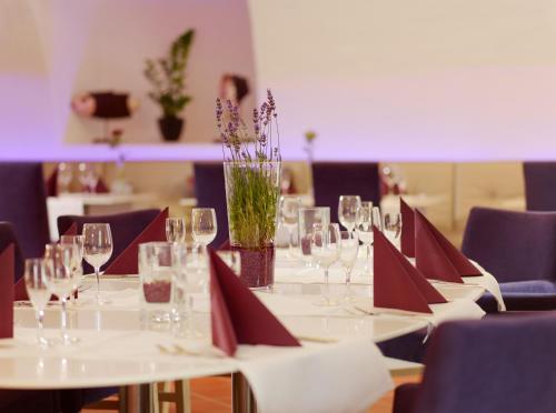 诺伊马根-德赫龙Hotel Lekker的一张桌子,上面放着红餐巾和酒杯