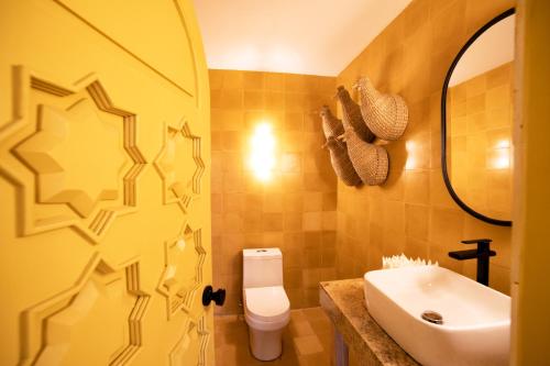 塔斯科·德·阿拉尔孔William Hotel Boutique De Diseño的浴室配有白色卫生间和盥洗盆。
