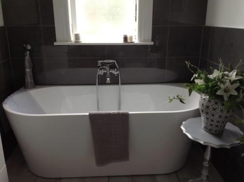 CartertonAratahi Cottages - West Wing的带窗户的浴室内的白色浴缸