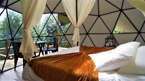 锡帕基拉RESERVA CATEDRAL Glamping的一间设有床铺的卧室,位于带窗户的房间内
