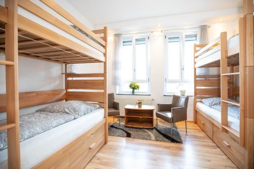 埃森Hostel WohnZimmer-Essen的客房设有两张双层床和一张书桌。