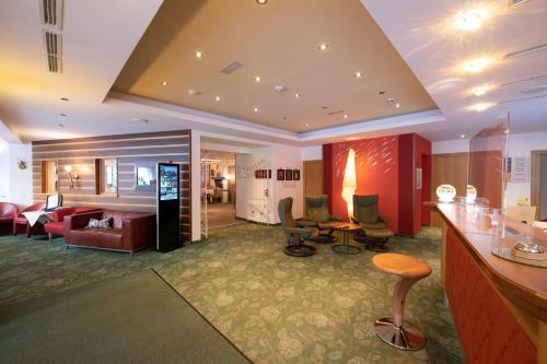斯拉德明维达莱蓝道尔霍夫酒店的酒店客房带大堂,带起居室