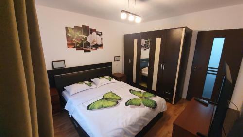 巴亚马雷Apartament Coșbuc的一间卧室,床上有床,上面有树叶