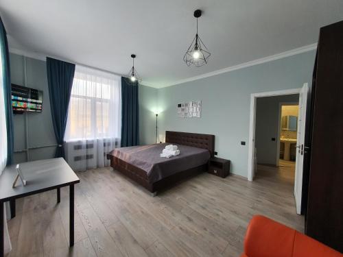 基希讷乌Park & Pedestrian zone apartment for4的一间卧室配有一张床、一张桌子和一张沙发
