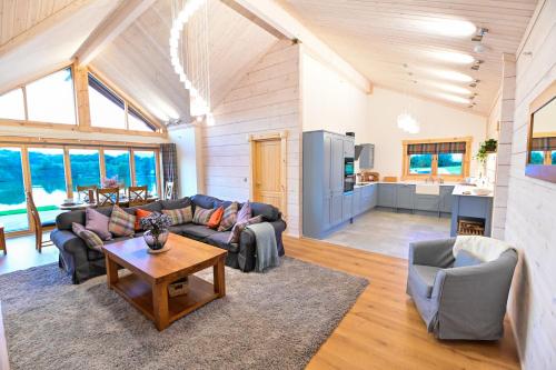 纽波特Cuddfan Lodge on a Gorgeous Private Lake的客厅配有沙发和桌子