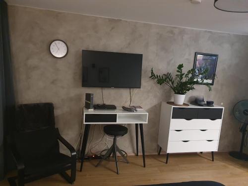 沃尔姆斯Businessappartement Nr 2的一张桌子、一台电脑和一台墙上的电视