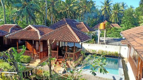PasanggaranRumah Mertua Pulau Merah的享有带游泳池的房屋的空中景致