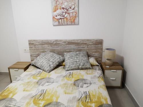 库迪列罗Casa Carmen 2的一间卧室配有带2个床头柜和一幅画的卧室
