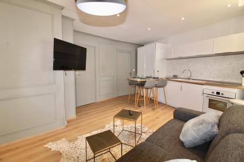 尼斯Lovely Apartment Heart of Golden Square Fiber Wifi的带沙发的客厅和厨房