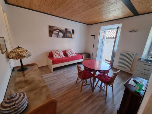 伦诺Domus Alba Lenno的客厅配有桌子和红色沙发
